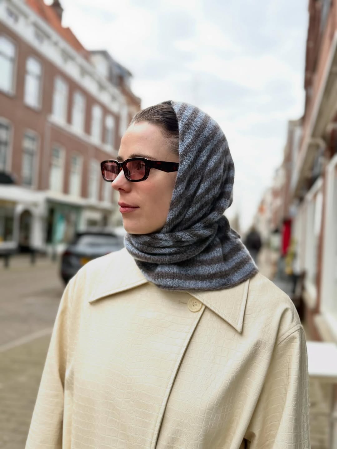 Chic Croc-Embossed Coat With Striped Knit Scarf