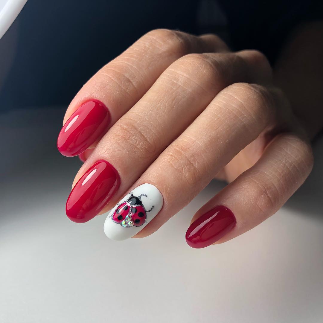 Christmas Ladybug Accent Oval Nails