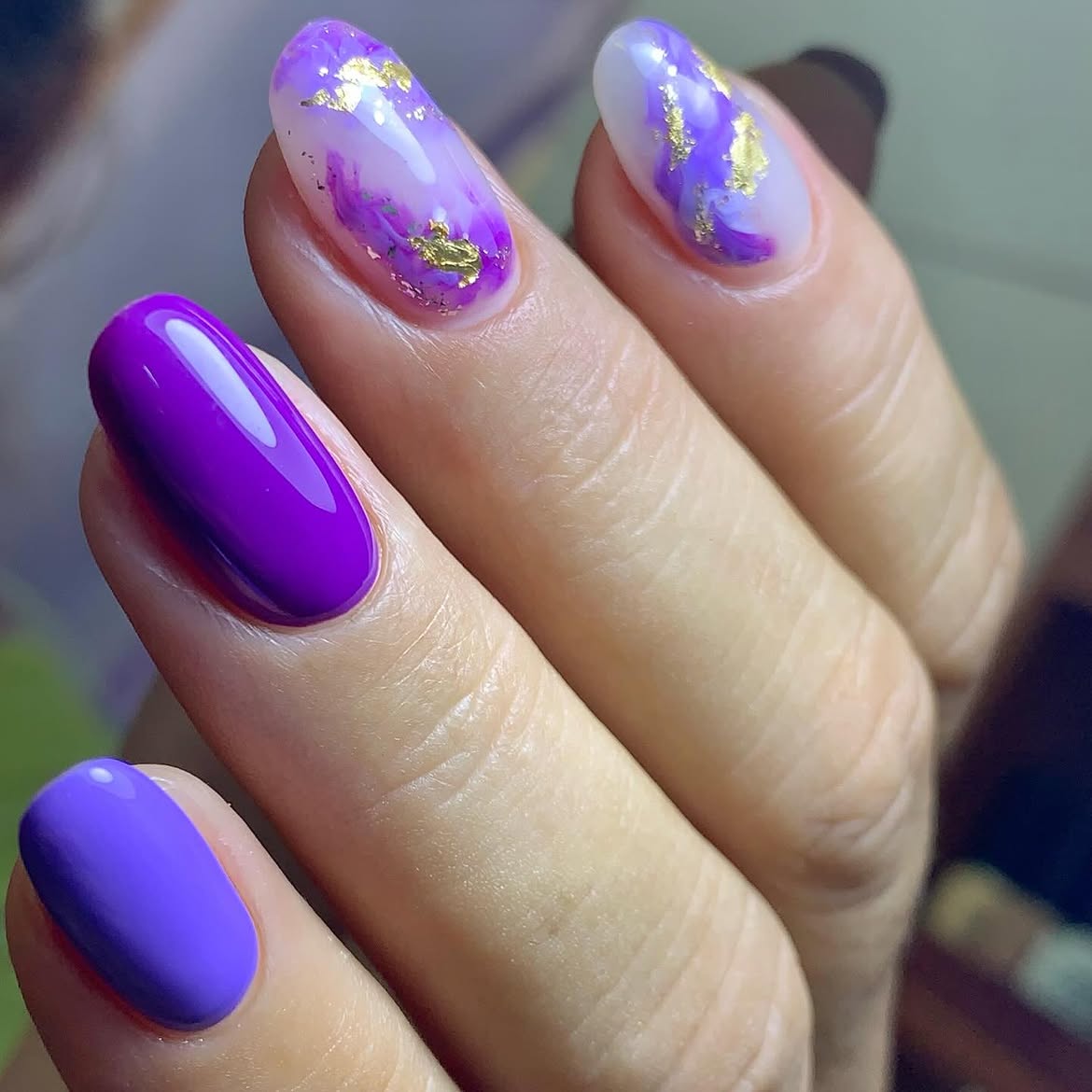 Electric Orchid Marble Chrome Accent Nails
