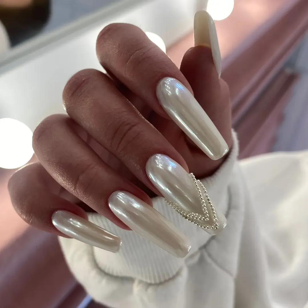 Elegant Pearl Chrome Coffin Nails with Rhinestone Accent