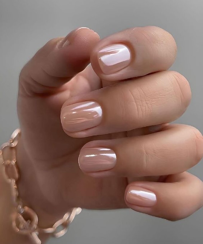 Glossy Nude Pearlescent Short Oval Nails