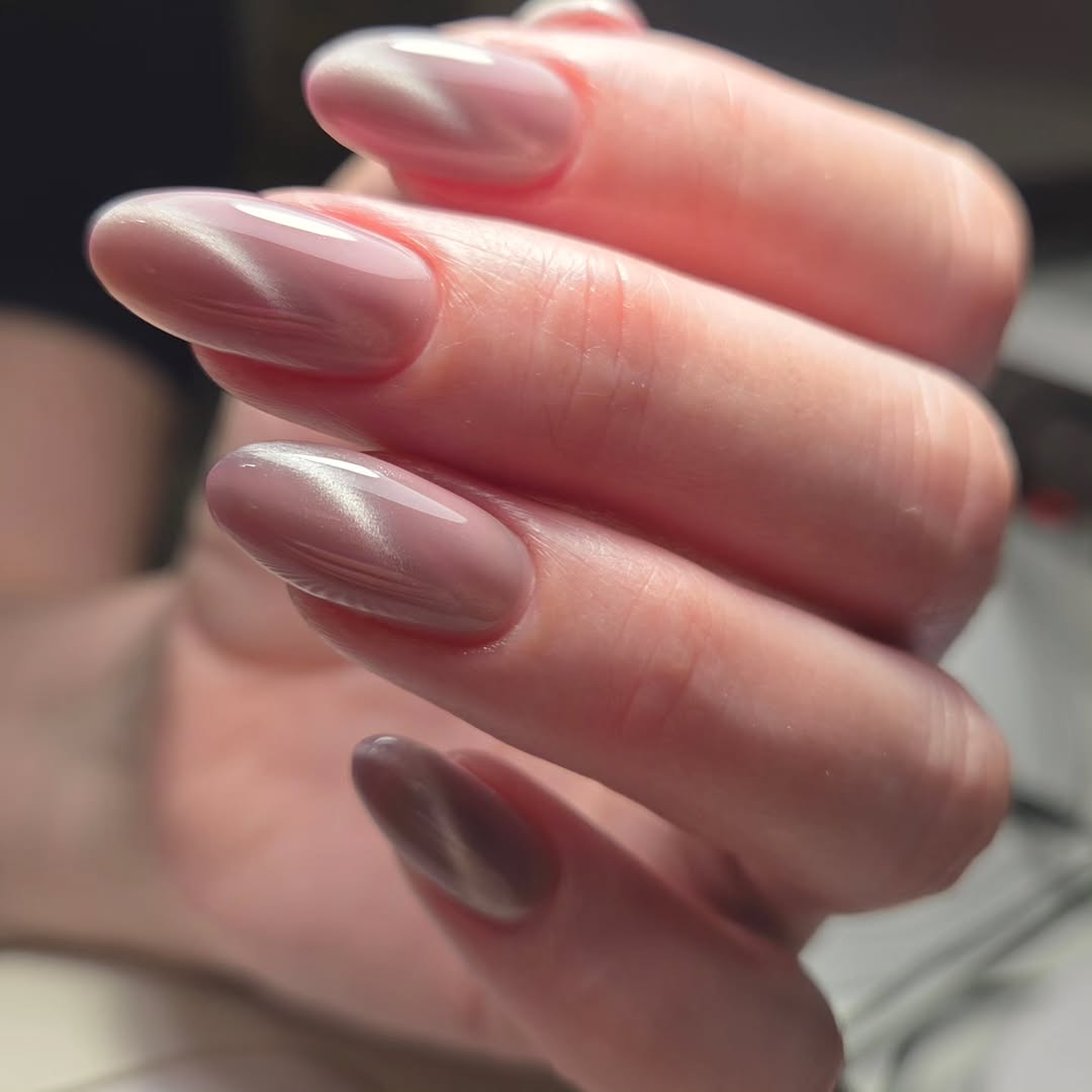 Iridescent Cat Eye Almond Nails With Glossy Finish