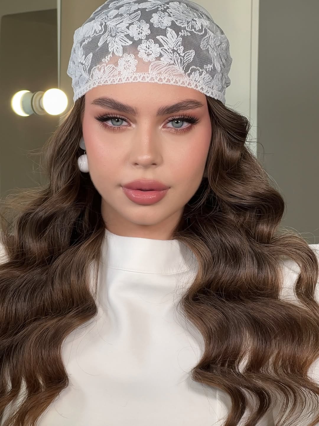 Lace Headscarf With Voluminous Hollywood Waves