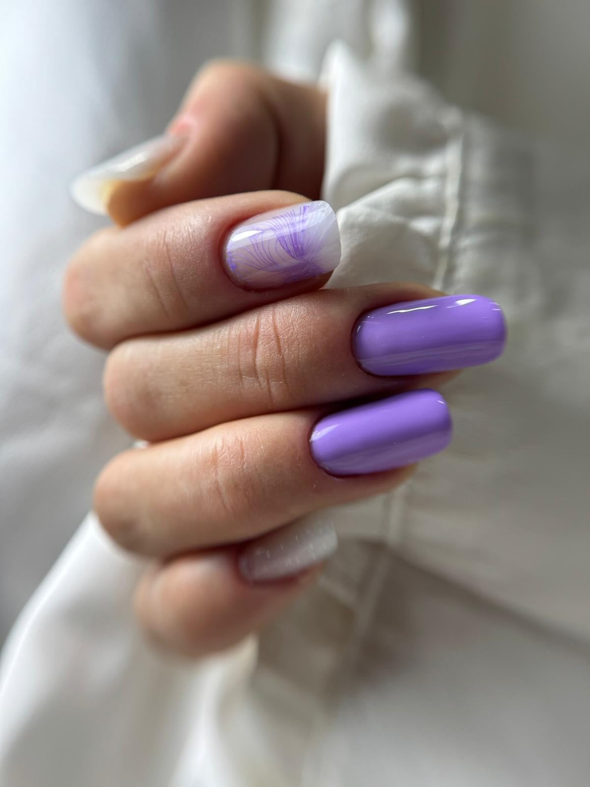 Lavender Swirl Accent with Glossy Lavender Nails