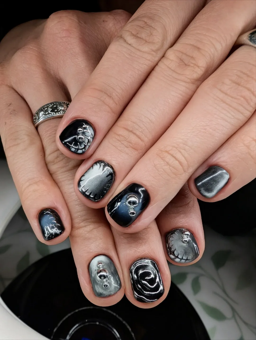Metallic Gothic Rose Swirl Short Nails