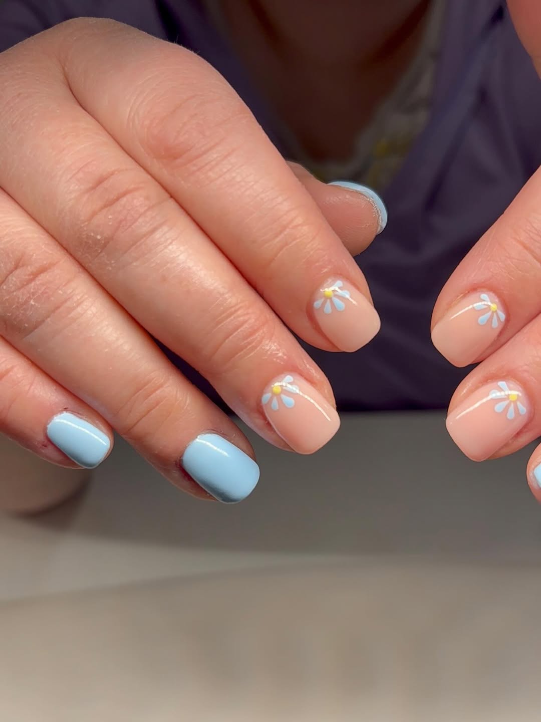 Pastel Blue & Daisy Accent Short Nails