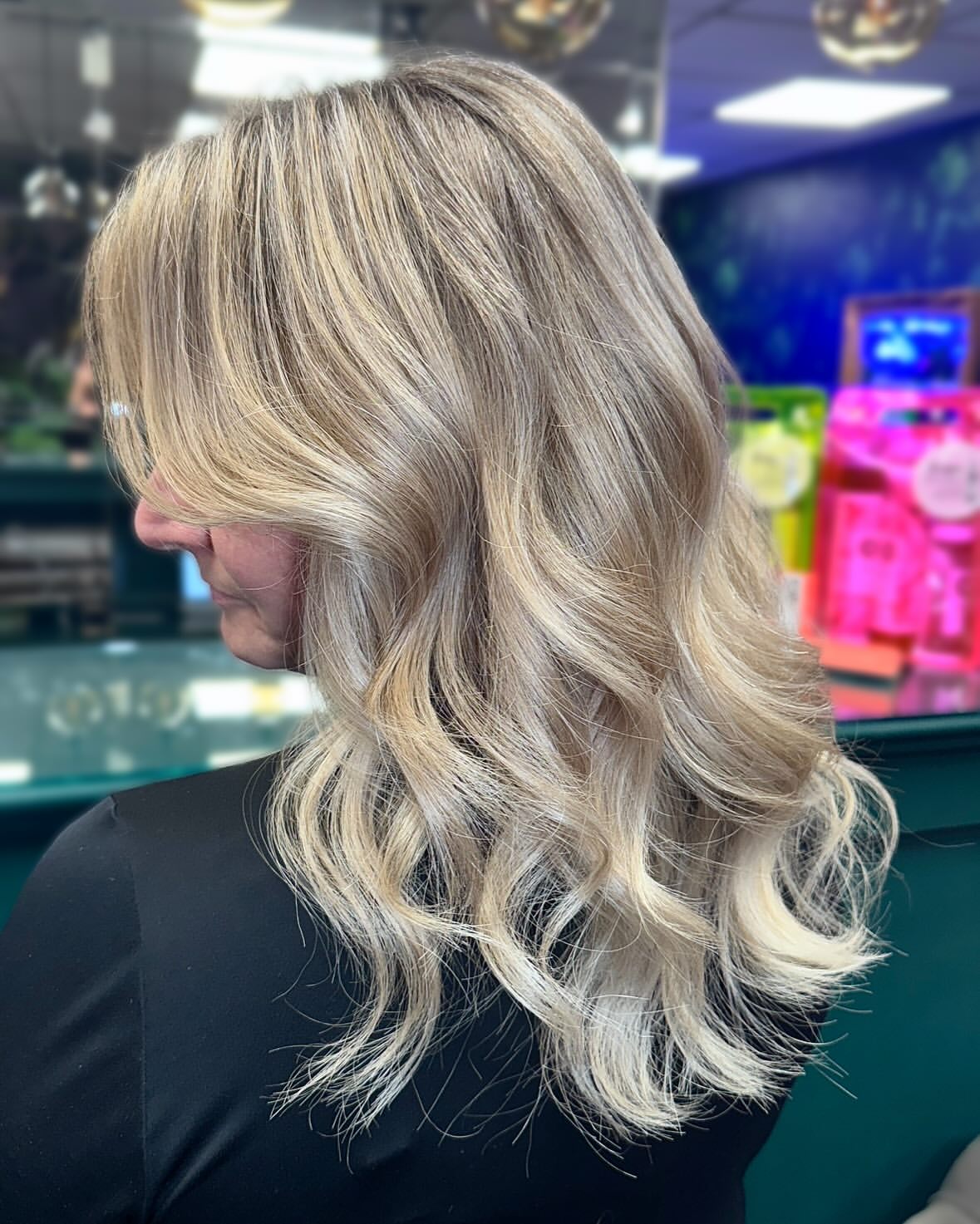 Soft Blonde Waves With Face-Framing Layers