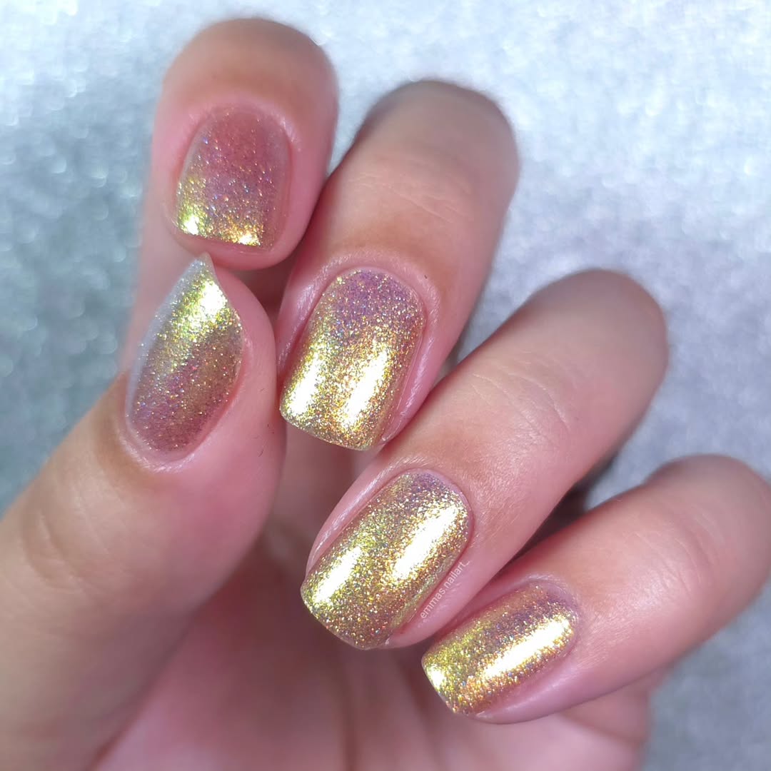 Sparkling Gold Shift Chrome Nails