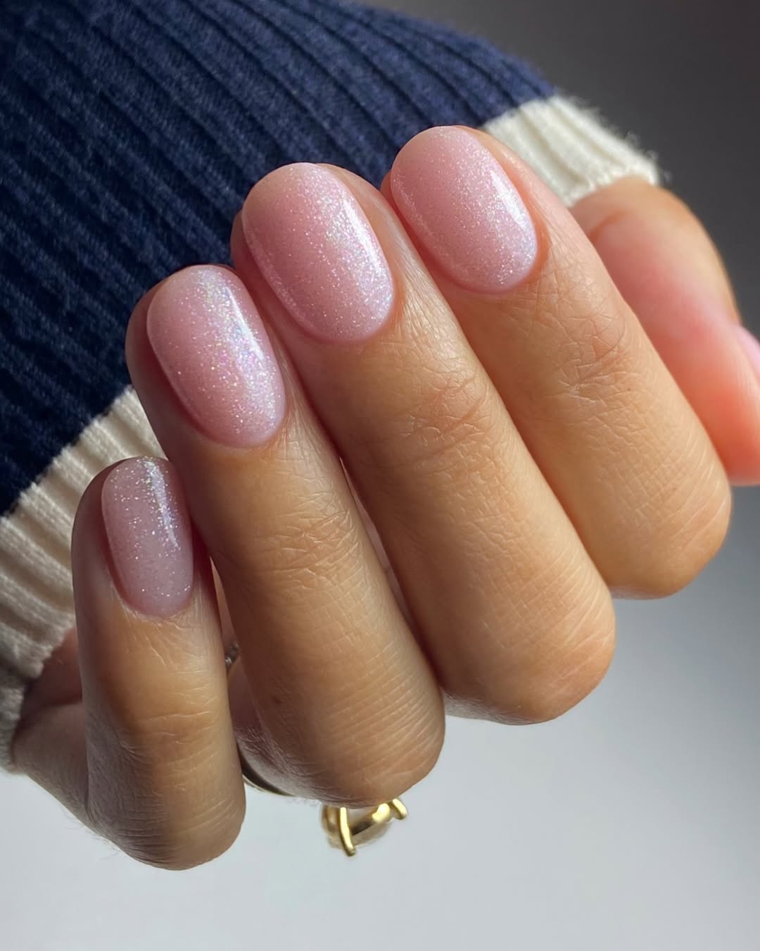Sparkling Pink Pearl Short Oval Nails