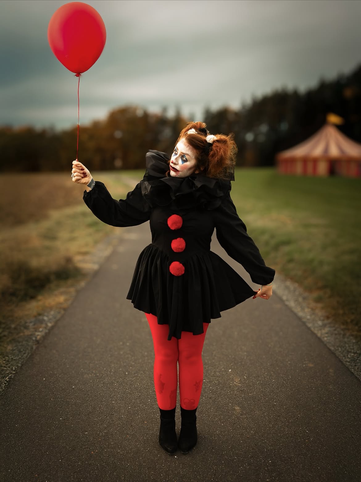 Creepy Clown Halloween Costume With Red Balloon