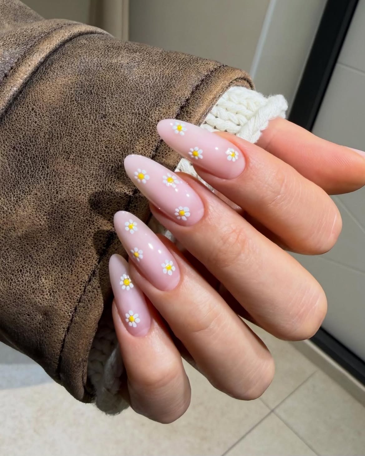 Dainty Daisy Flower Pink Gel Nails