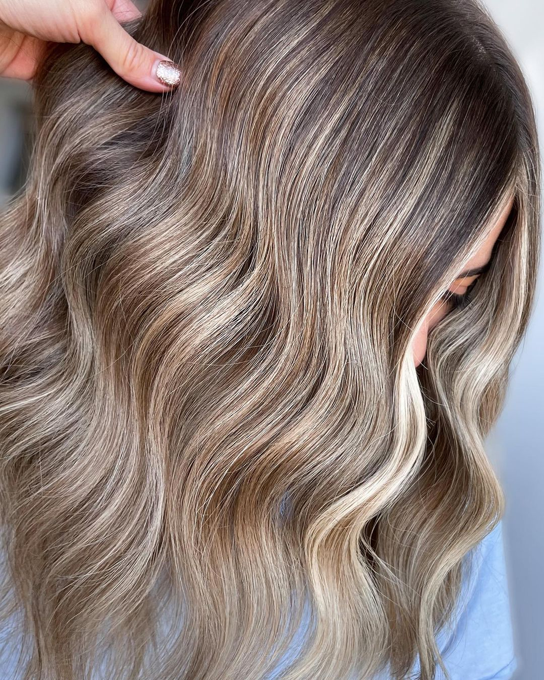 Dimensional Bronde Waves With Face-Framing Highlights