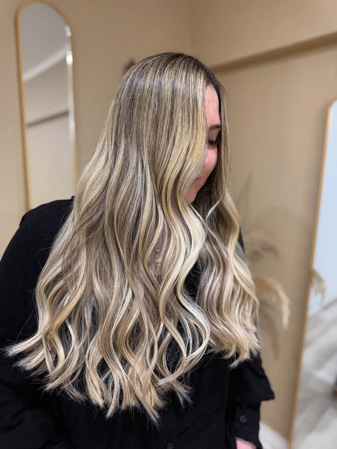 Golden Honey Blonde Waves With Lived-In Highlights