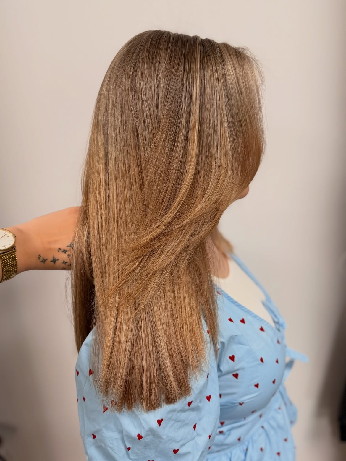 Layered Honey Blonde Mid-Length Cut With Subtle Waves