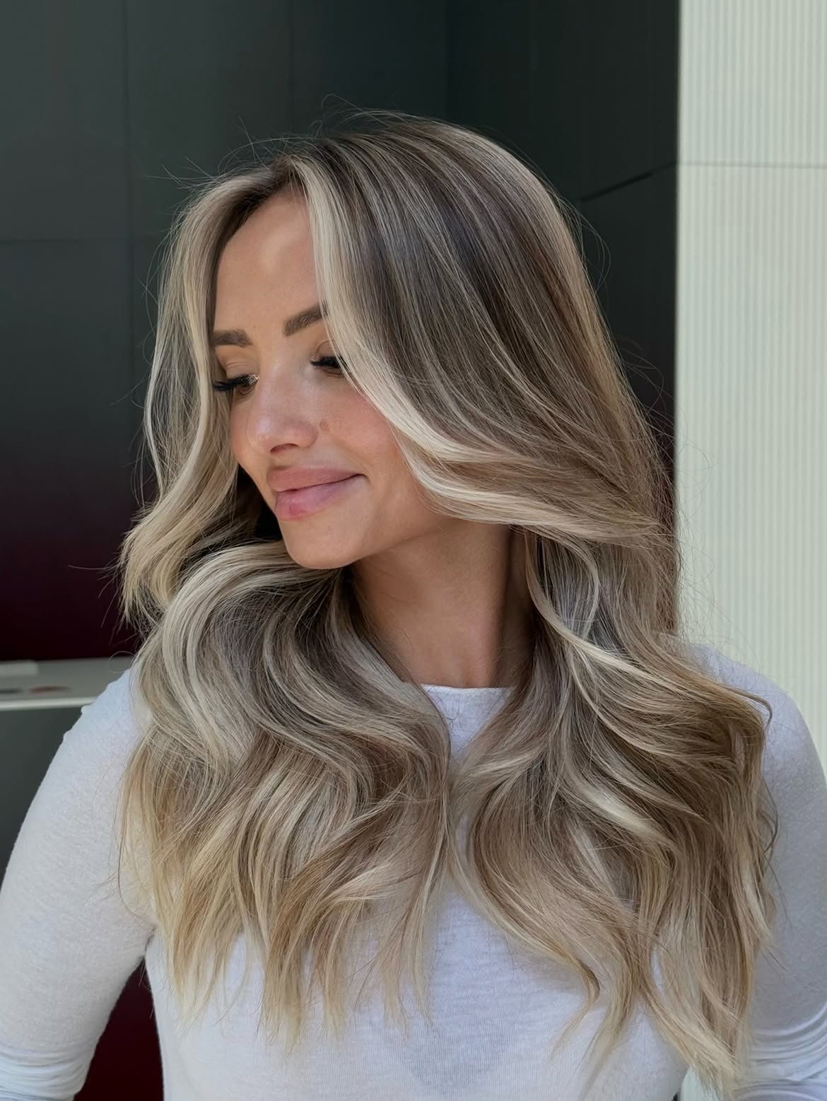 Lived-In Blonde Waves With Face-Framing Highlights