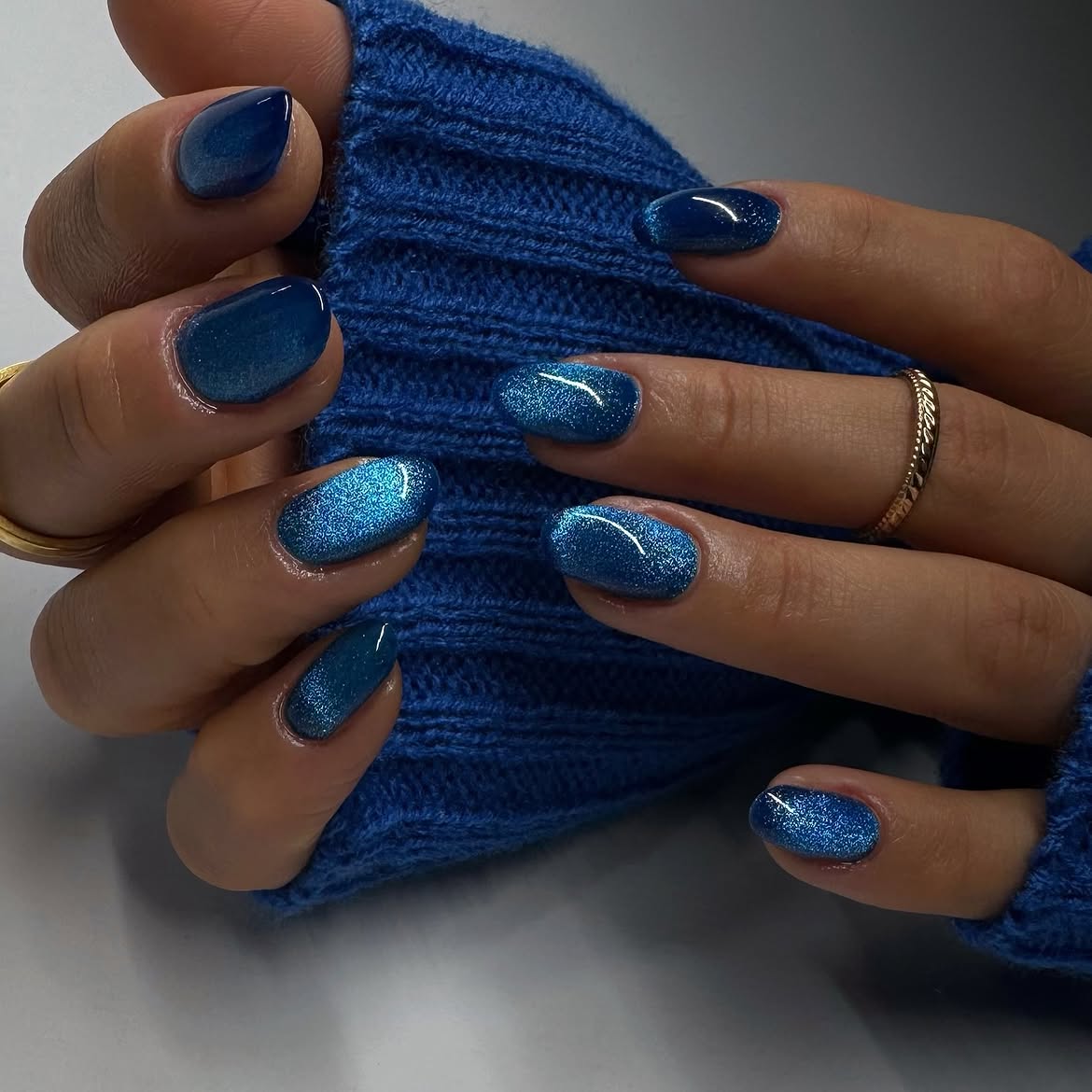 Shimmering Blue Cat Eye Oval Nails