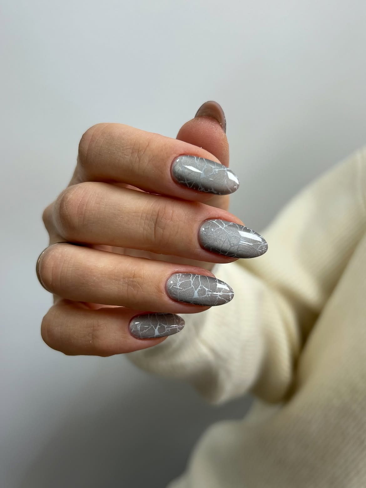 Smoky Grey Marble Cat Eye Nails