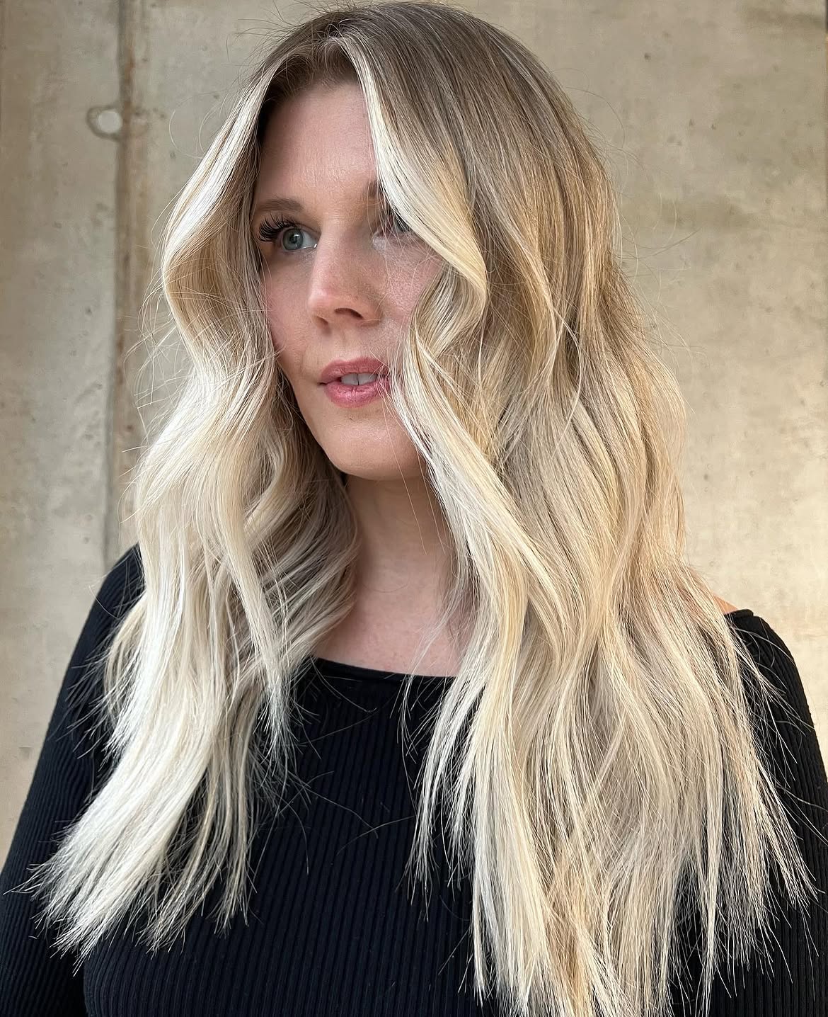 Warm Honey Blonde Waves With Face-Framing Money Piece