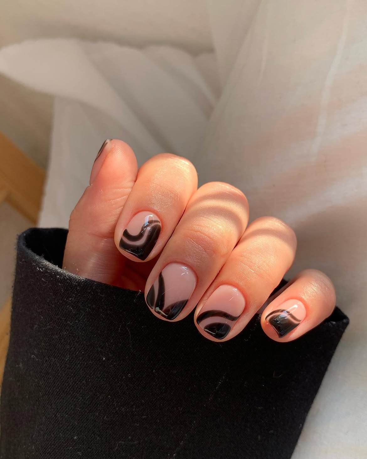 Abstract Swirl Minimalist Short Nails