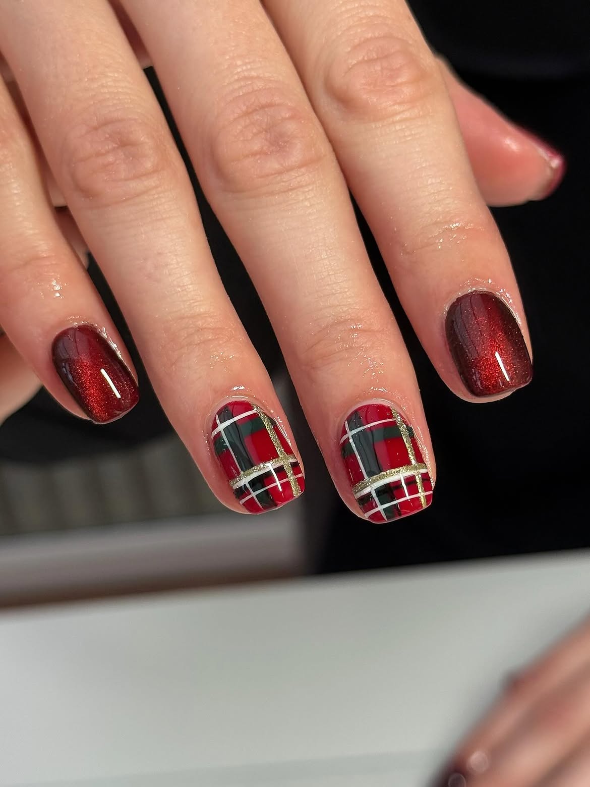 Cozy Red Plaid Cat Eye Nails