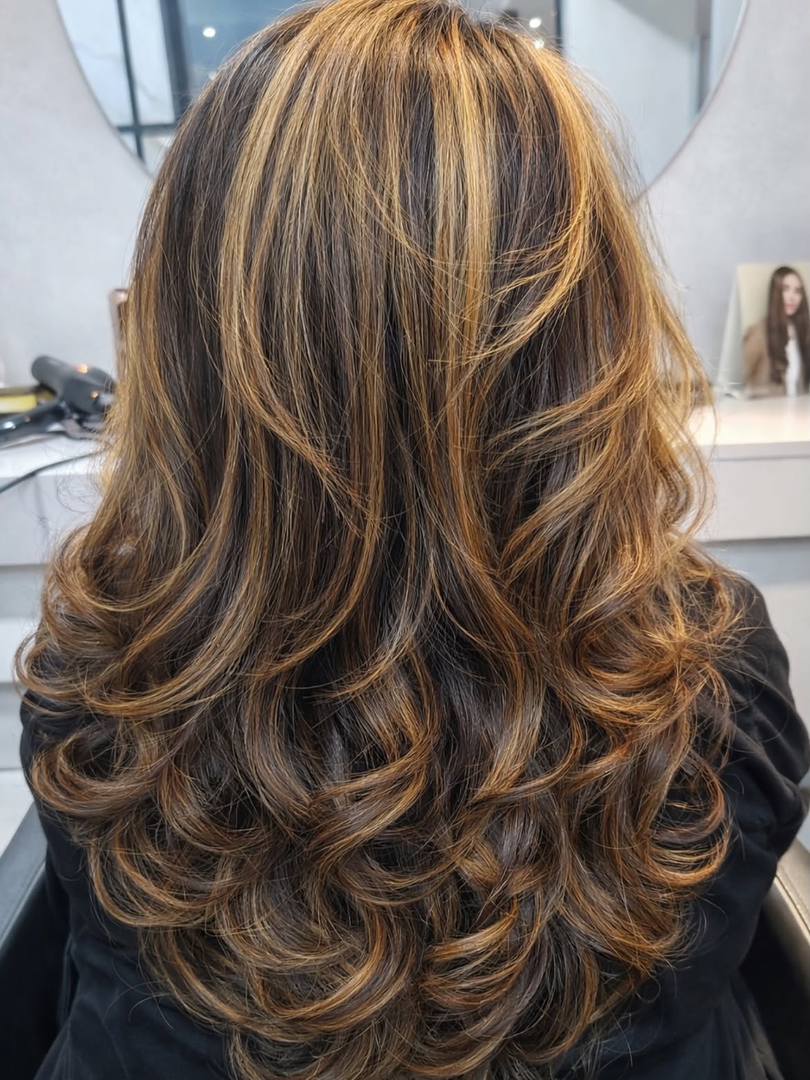 Dimensional Caramel Highlights On Long Layered Waves