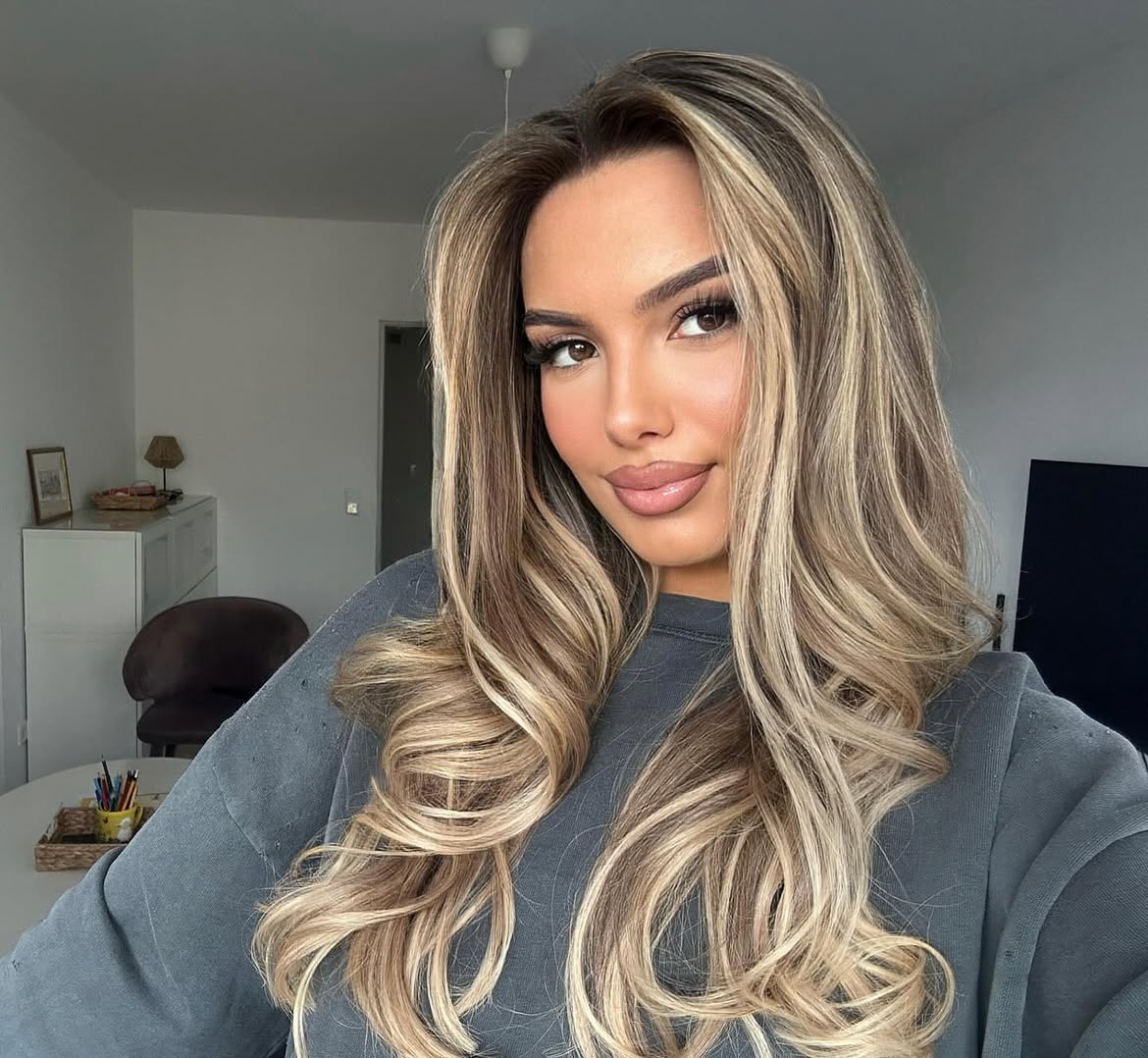 Dimensional Highlights With Voluminous Face Framing Layers
