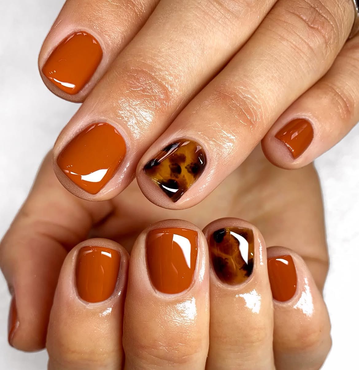Glossy Warm Orange Tortoiseshell Accent Nails