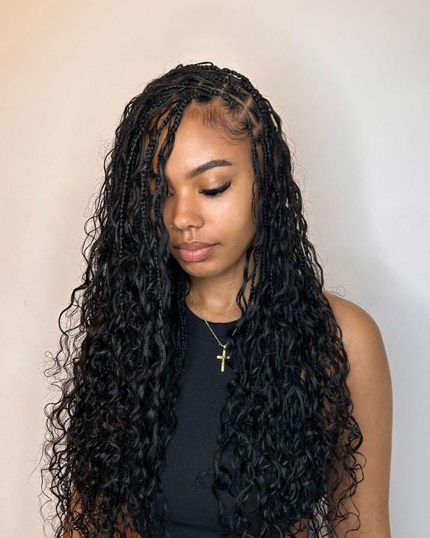 Long Wavy Knotless Braids With Deep Side Part