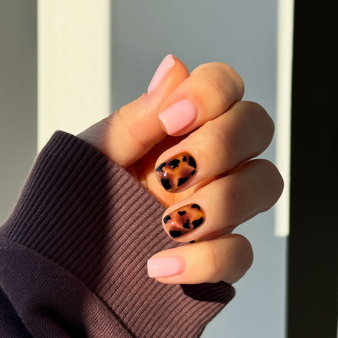 Short Pink and Tortoiseshell Accent Nails