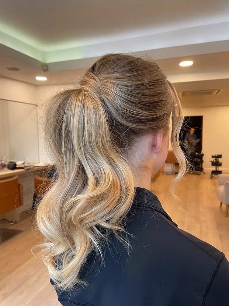 Voluminous High Ponytail With Loose Waves