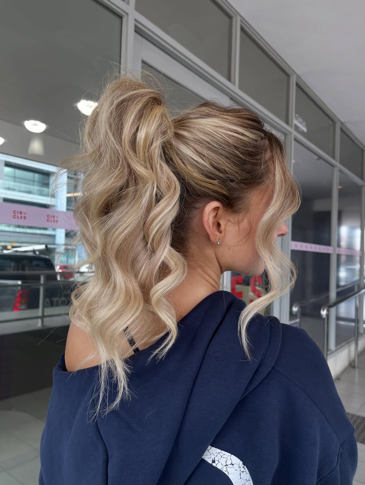 Voluminous High Ponytail With Loose Waves