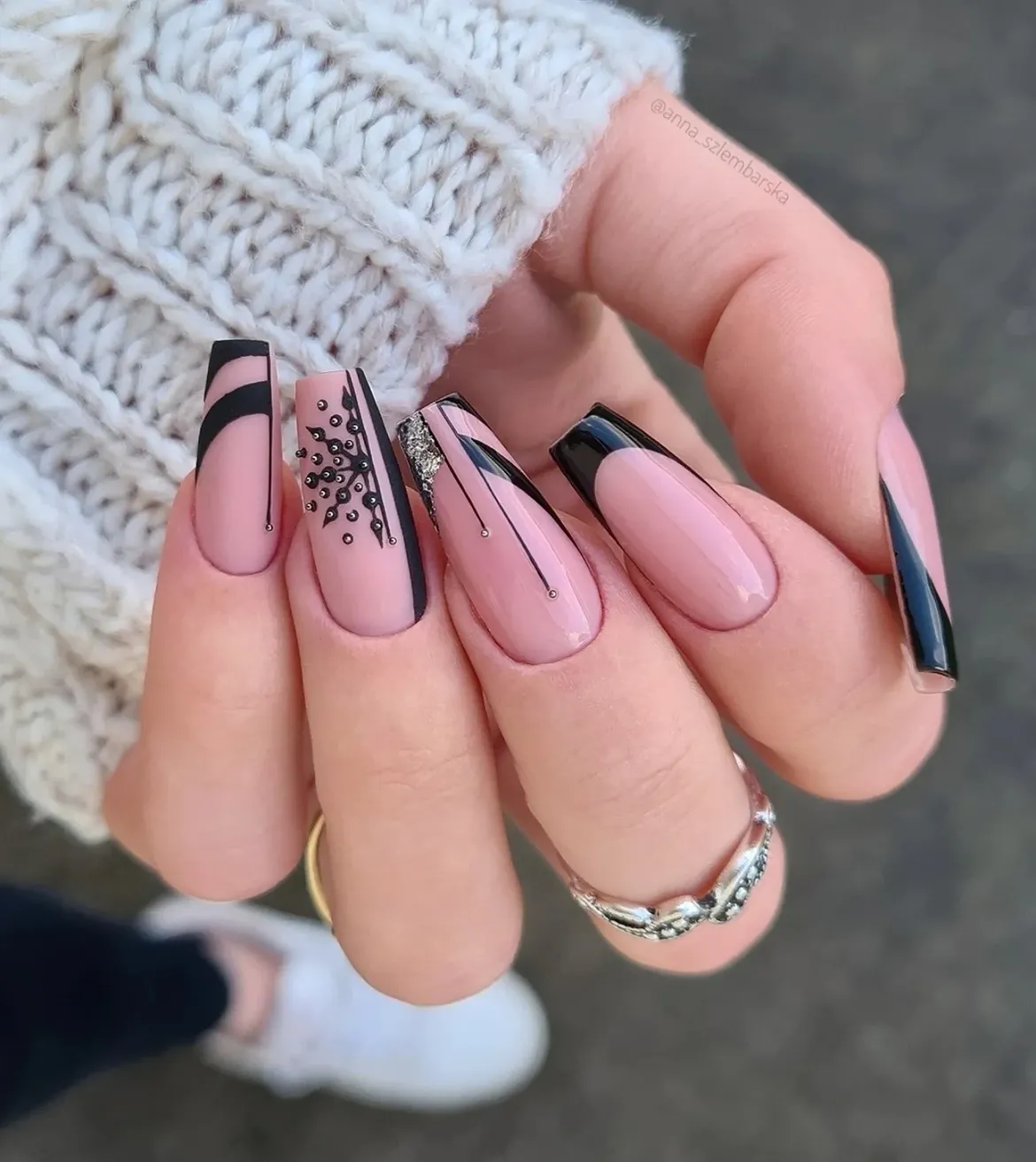 Elegant Black and Pink Geometric Coffin Nails