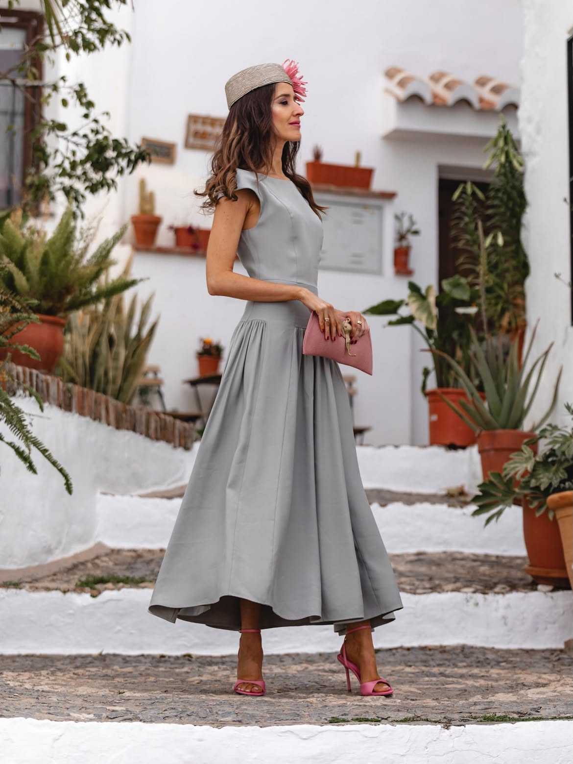 Elegant Grey Midi Dress With Pink Heels And Hat