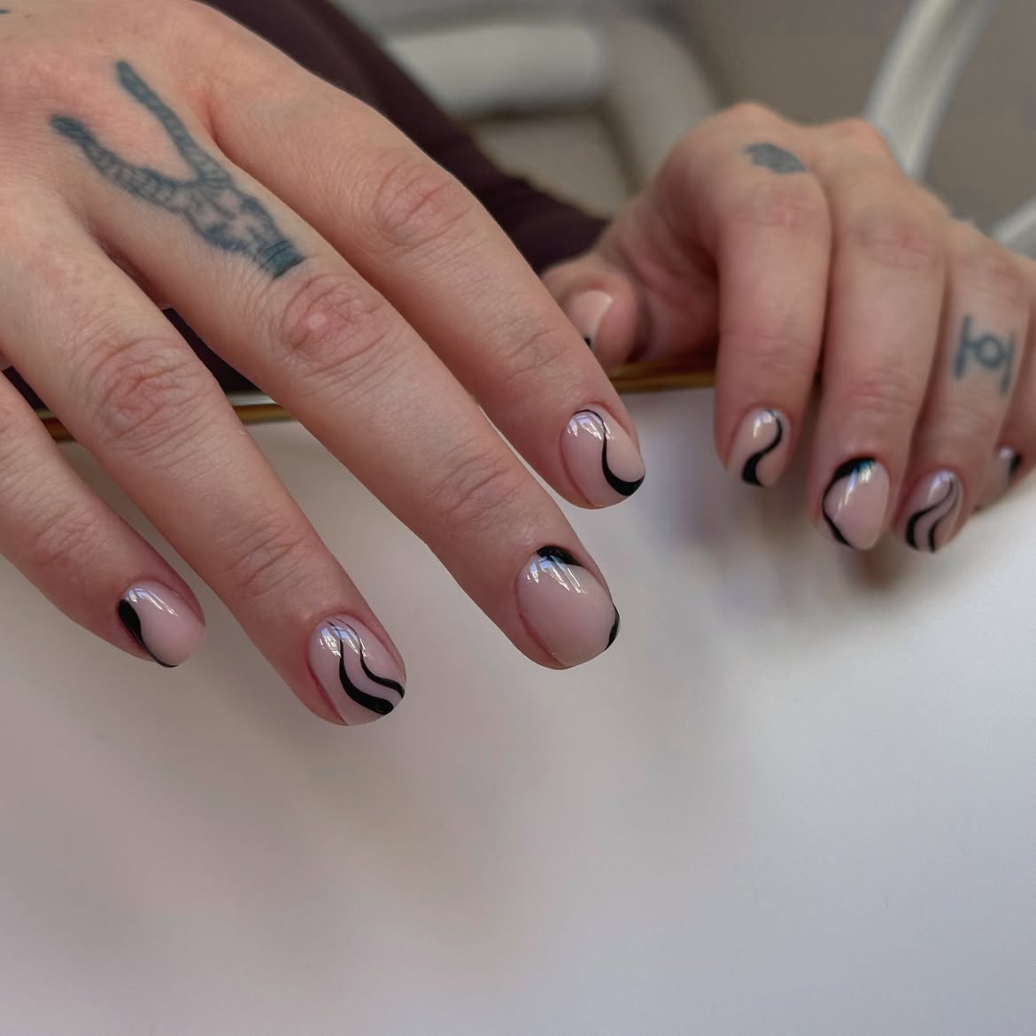Minimalist Black Swirl Short Round Nails
