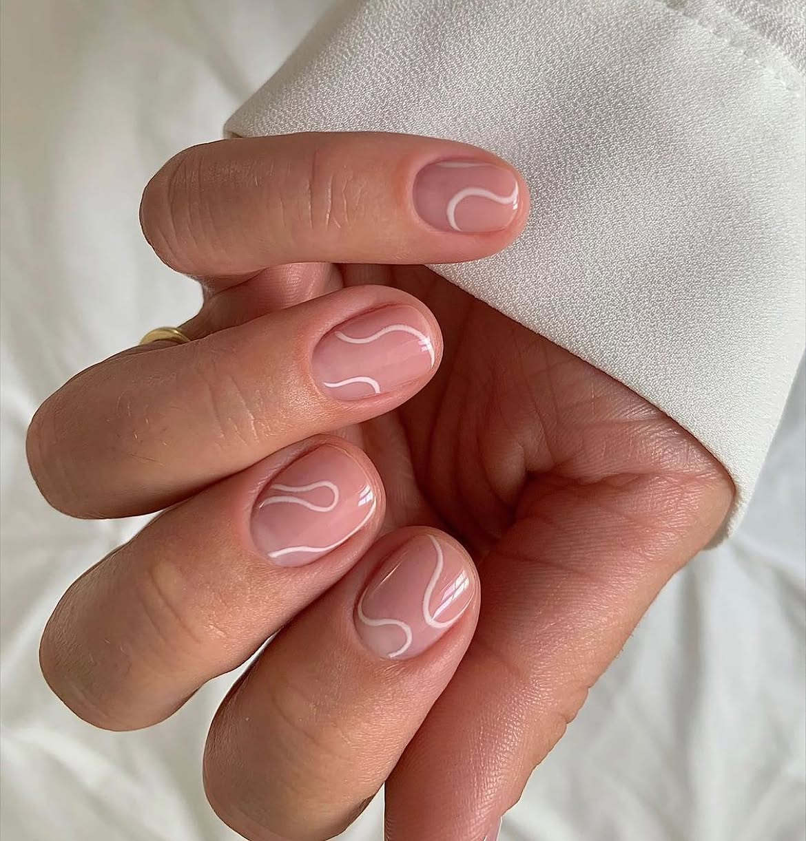 Nude Swirl Accent Short Nails