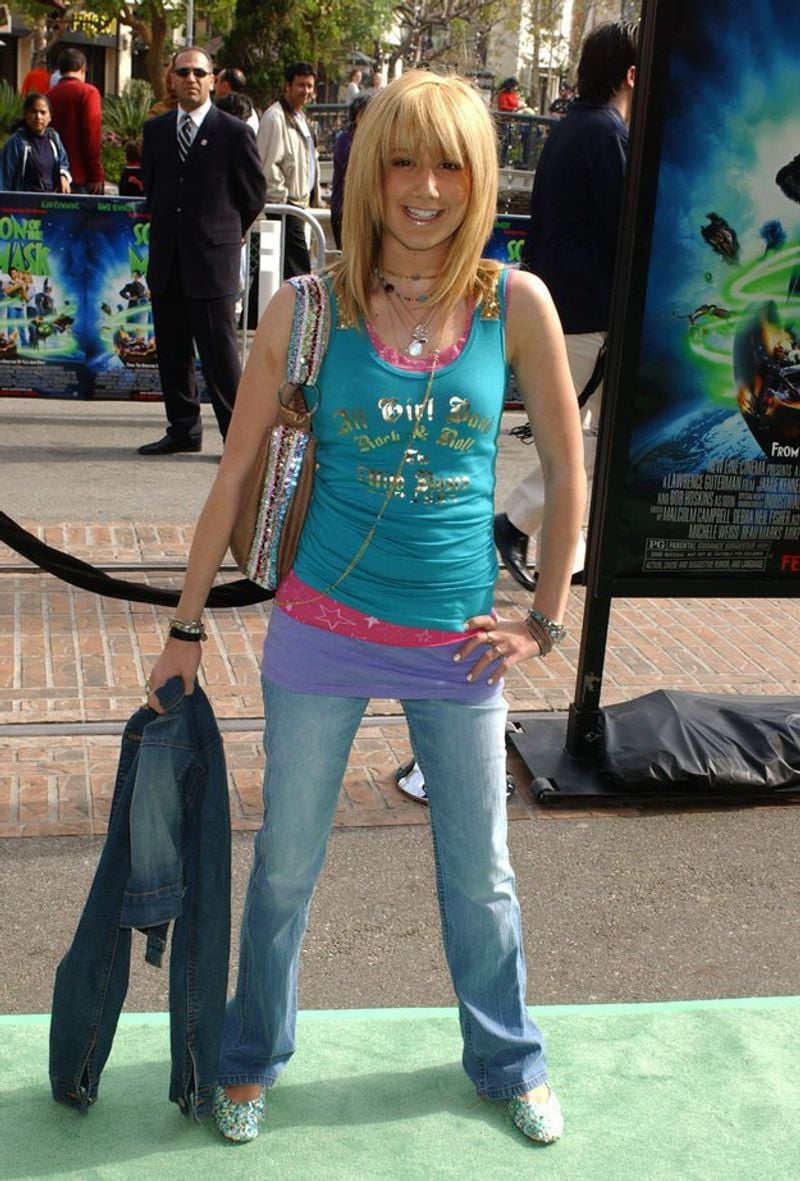 Layered tank tops with straight-leg jeans Layered tank tops with straight-leg jeans — 2000s Outfits
