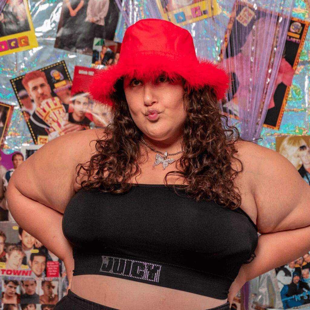 Playful Y2K vibe with a fuzzy bucket hat Playful Y2K vibe with a fuzzy bucket hat — 2000s Outfits