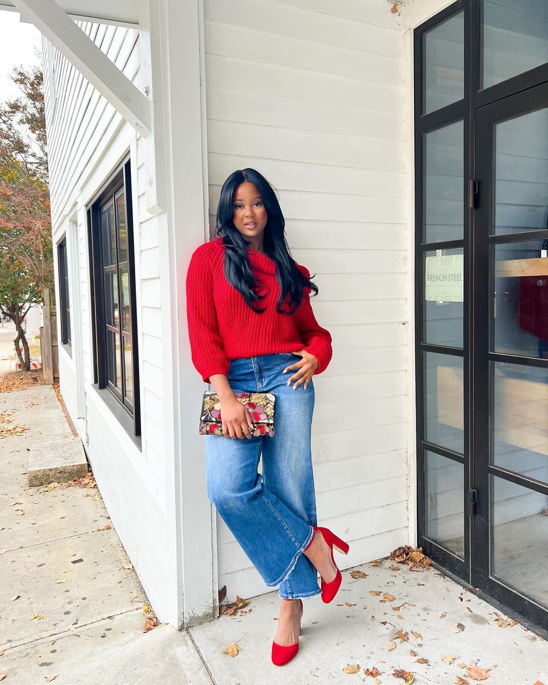 Red knit sweater with wide-leg blue jeans and red heels Red knit sweater with wide-leg blue jeans and red heels — 21st Birthday Outfits