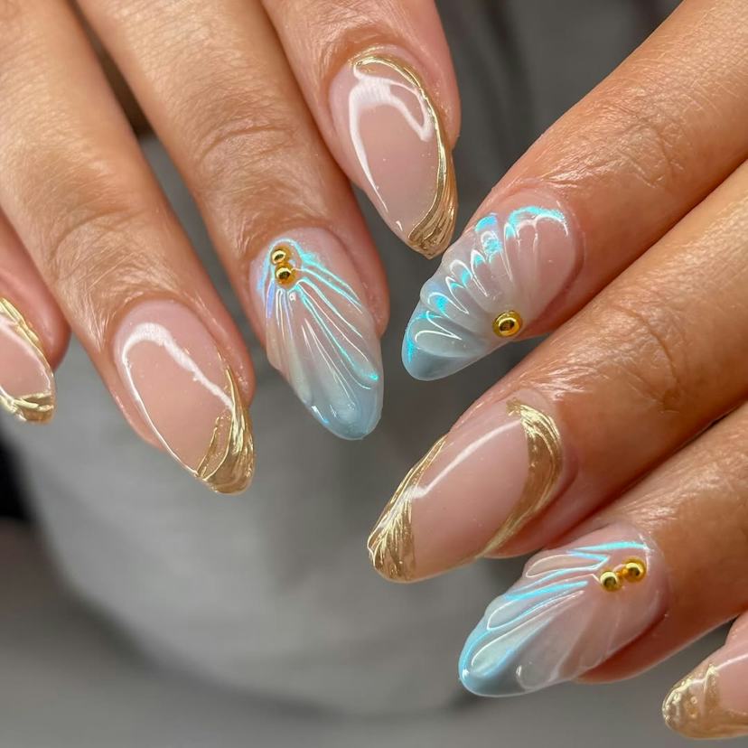 Medium Almond Nails with 3D Shell Designs and Gold Foil Medium Almond Nails with 3D Shell Designs and Gold Foil — 3D Nails