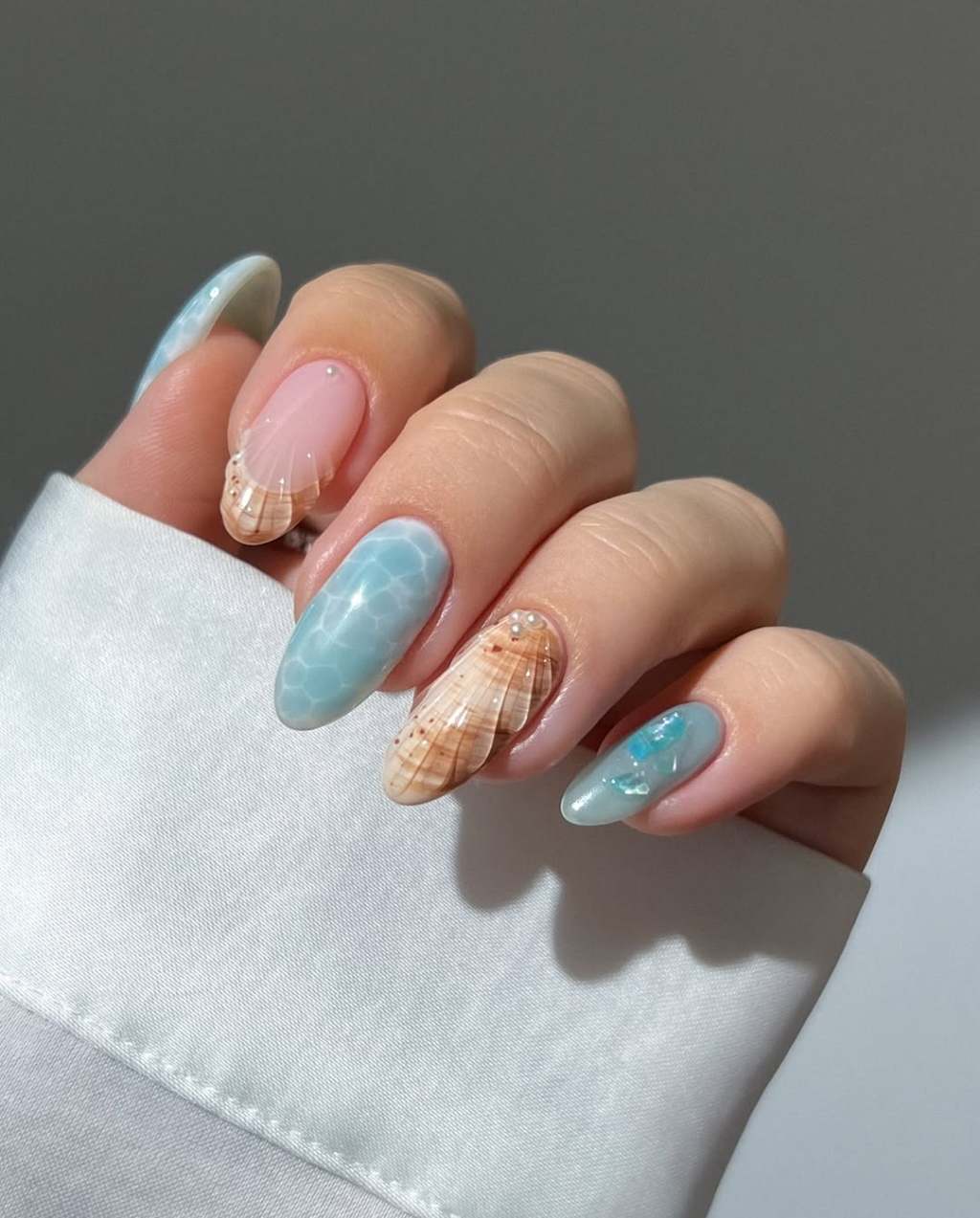 Medium Almond Nails with 3D Shell Embellishments Medium Almond Nails with 3D Shell Embellishments — 3D Nails