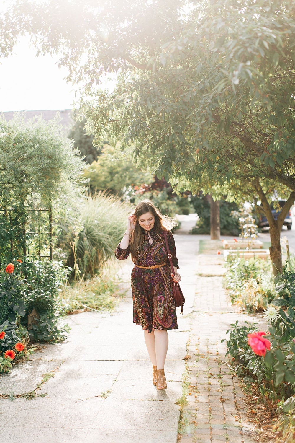 Paisley Print Dress With Belted Waist, Close-Up Take Paisley Print Dress With Belted Waist, Close-Up Take — 70s Outfits