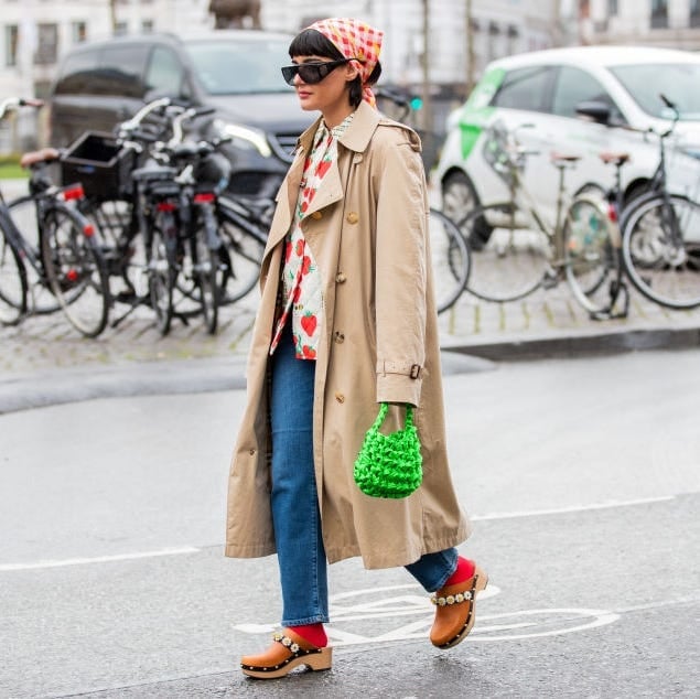 Bell Bottom Jeans With Printed Blouse And Trench Coat Bell Bottom Jeans With Printed Blouse And Trench Coat — 70s Outfits