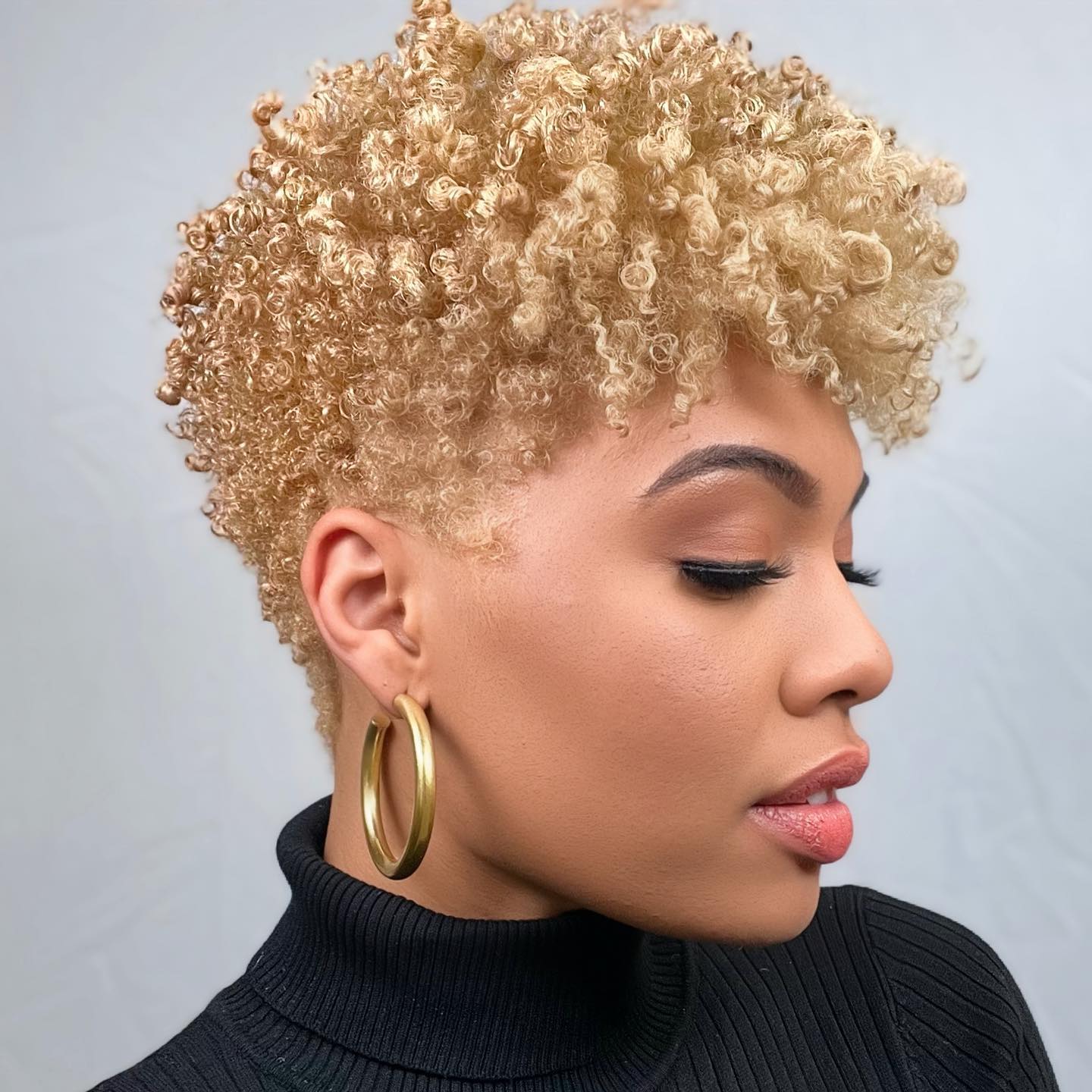 Platinum Blonde Rounded Afro Platinum Blonde Rounded Afro — Afro Hair
