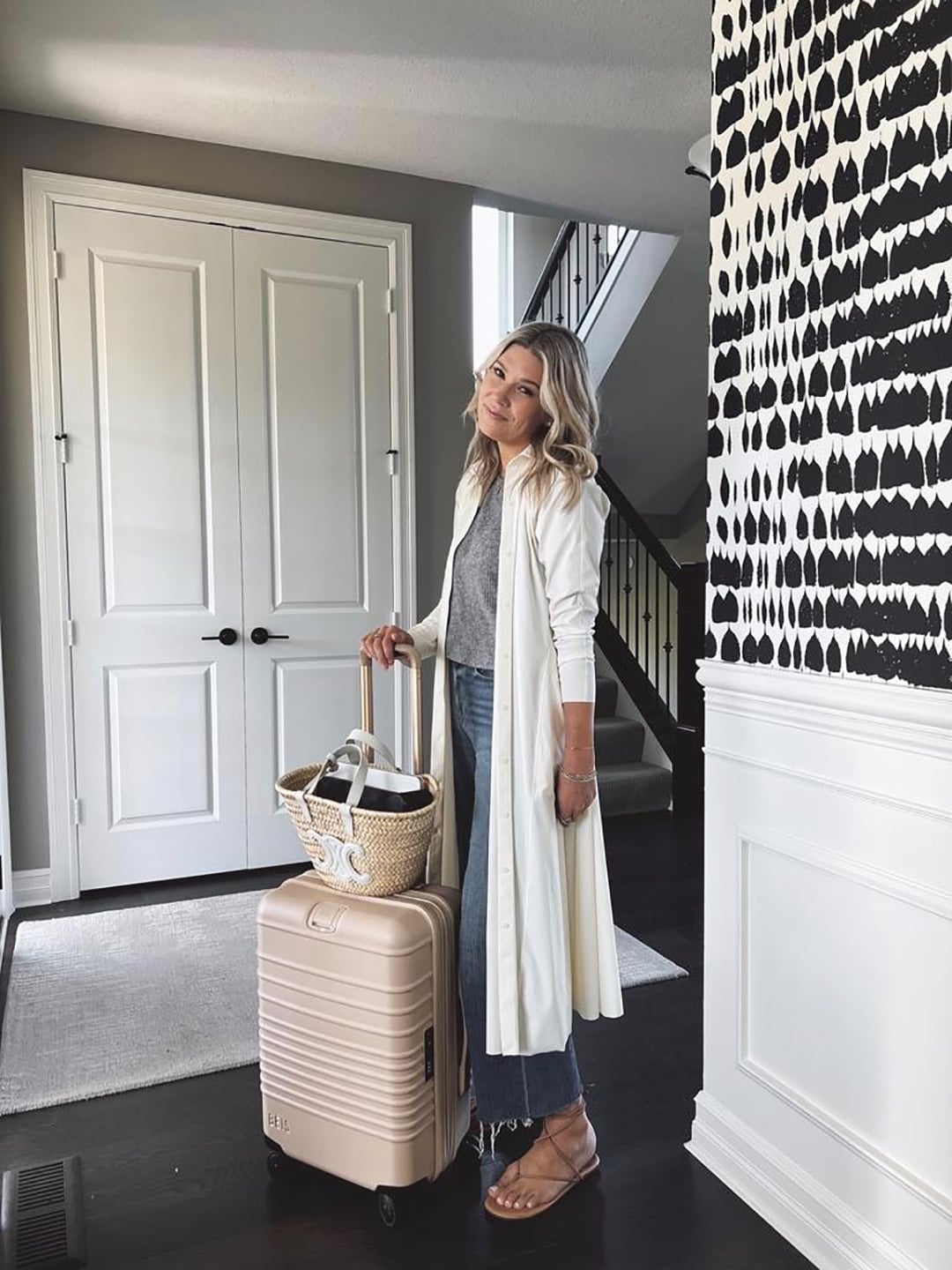 Gray t-shirt and jeans with long cream cardigan Gray t-shirt and jeans with long cream cardigan — Airport Outfits