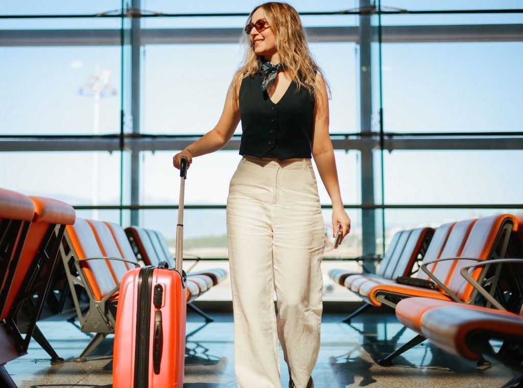 Cream wide-leg trousers with black vest Cream wide-leg trousers with black vest — Airport Outfits