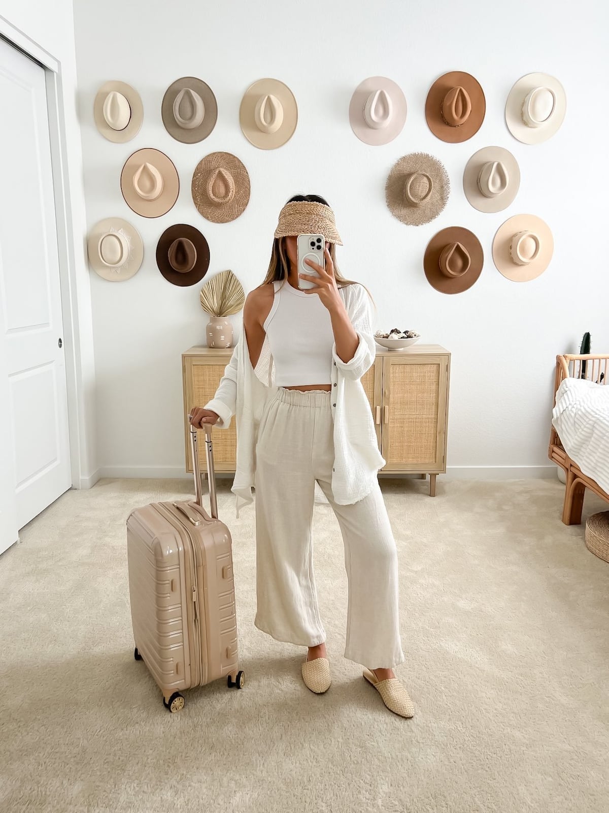 Cream linen trousers with white knitwear Cream linen trousers with white knitwear — Airport Outfits