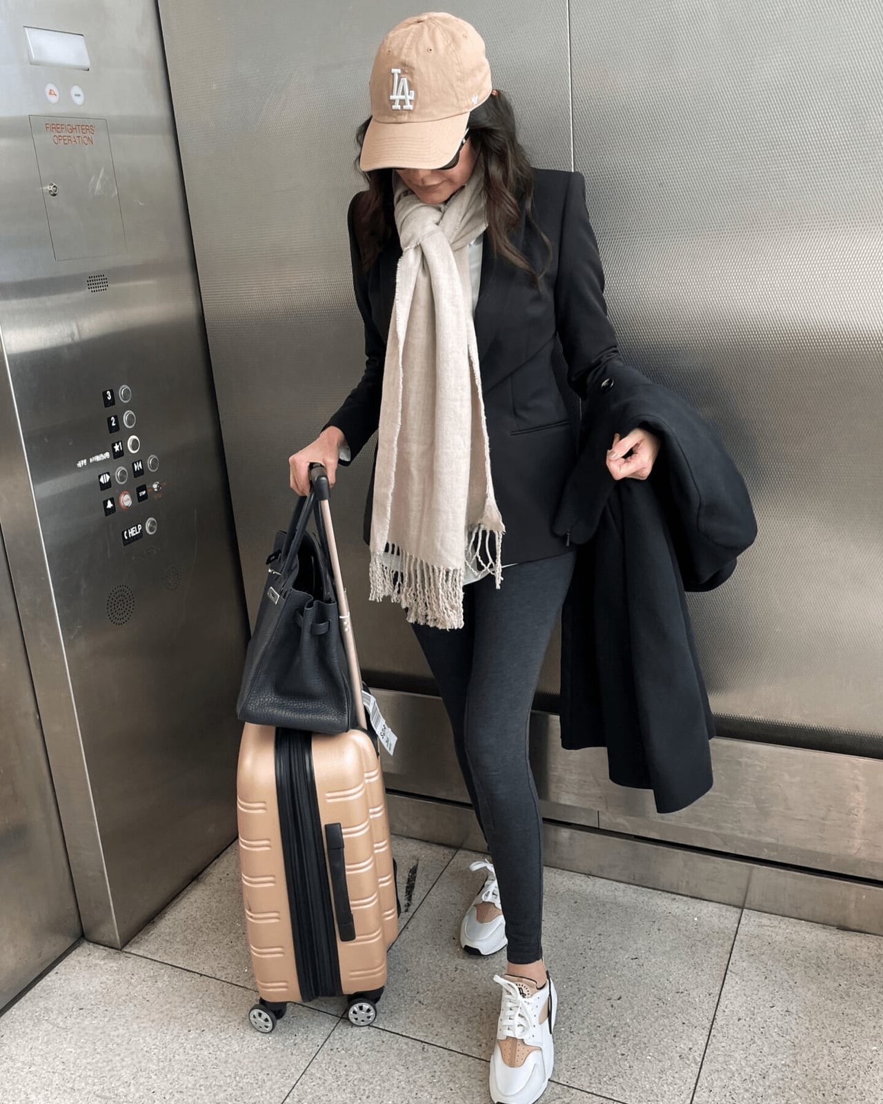 Black blazer with gray leggings and scarf Black blazer with gray leggings and scarf — Airport Outfits