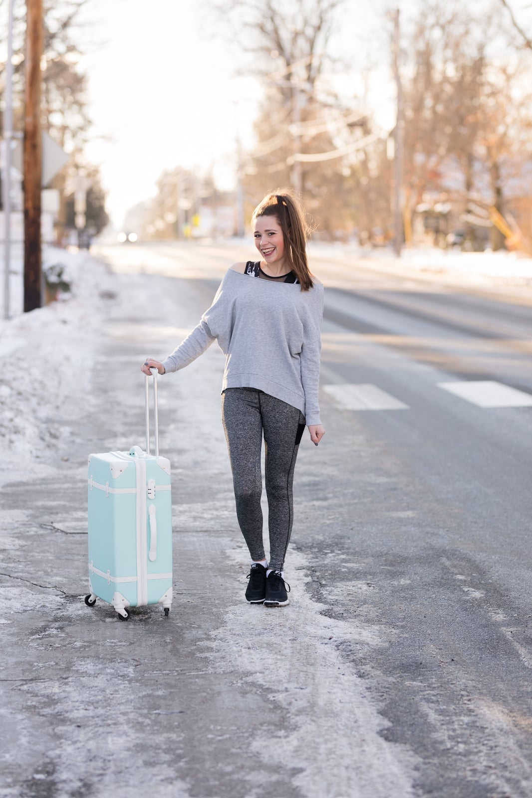 Gray off-shoulder sweatshirt with leggings Gray off-shoulder sweatshirt with leggings — Airport Outfits