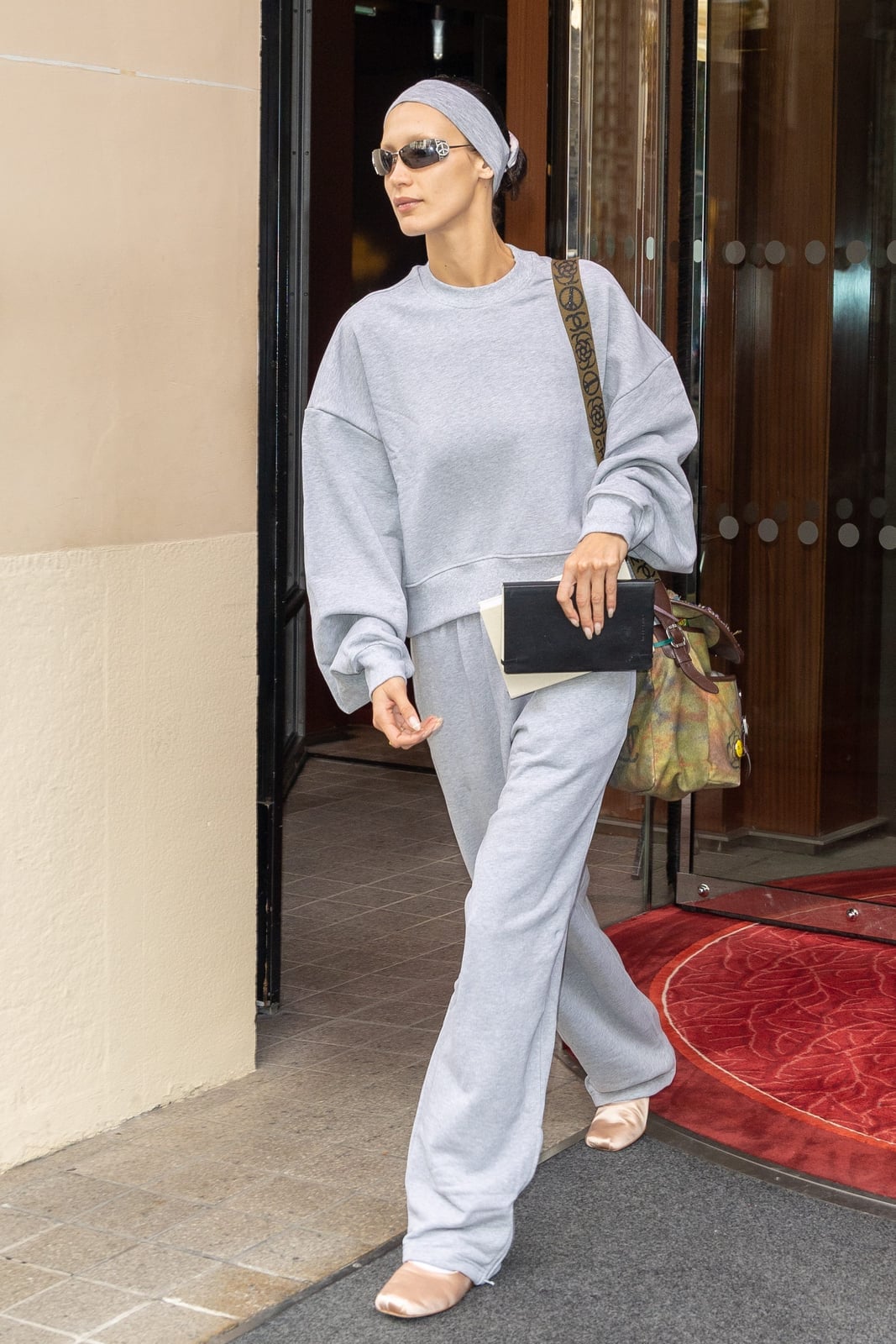 Light gray oversized sweatshirt and sweatpants set Light gray oversized sweatshirt and sweatpants set — Airport Outfits