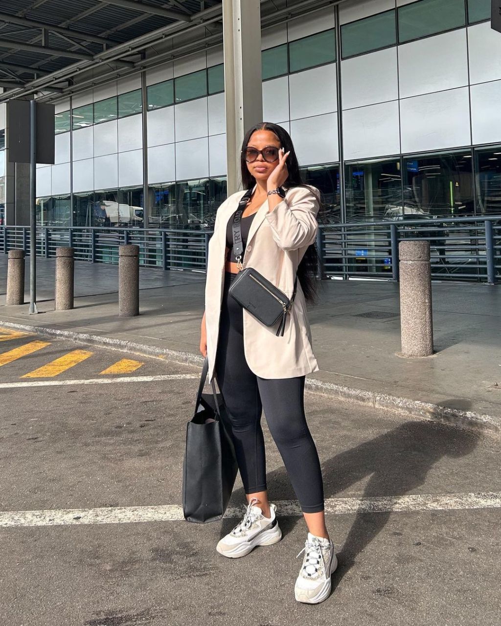 Beige blazer over black leggings and crop top Beige blazer over black leggings and crop top — Airport Outfits